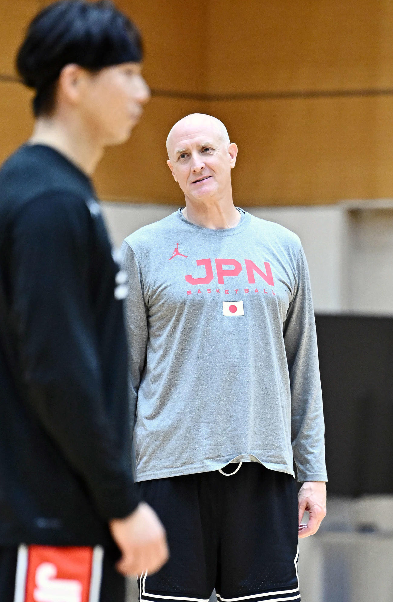 練習を見守るホーバス監督（後方）（撮影・滝沢徹郎）