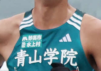 青山学院大陸上部の広告入りユニホーム（2025年1月3日撮影）