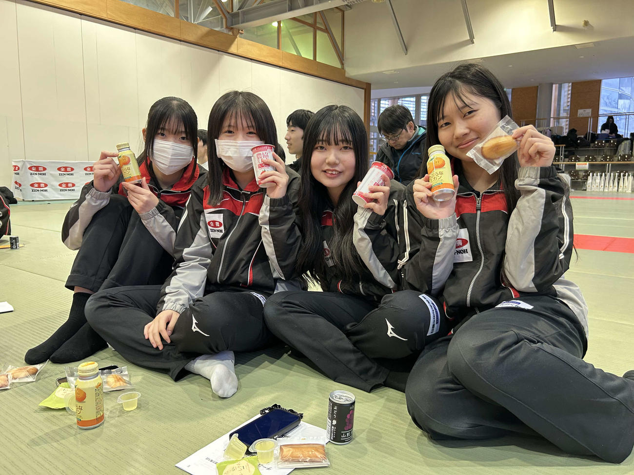 特別協賛のJA全農提供の軽食を楽しむ選手たち