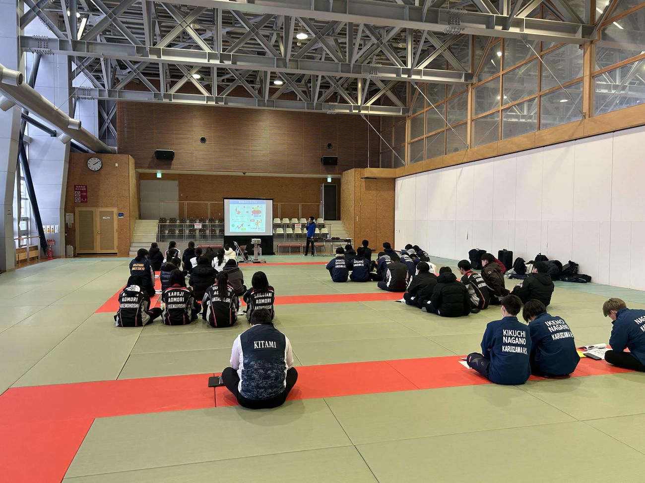 スポーツ栄養教室に参加する選手達