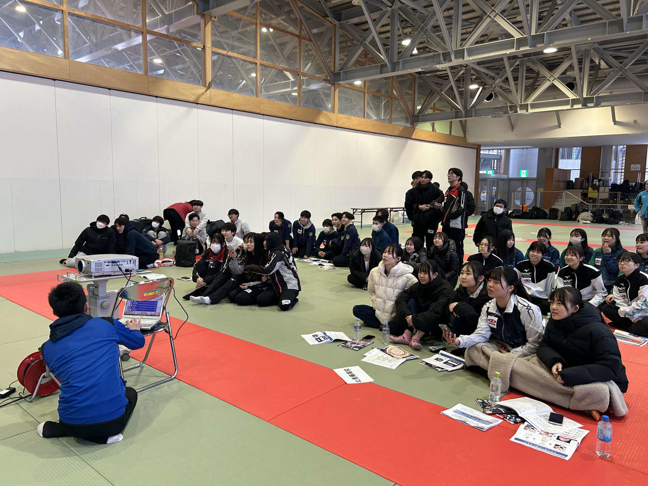 栄養セミナーのクイズ大会で盛り上がる選手達