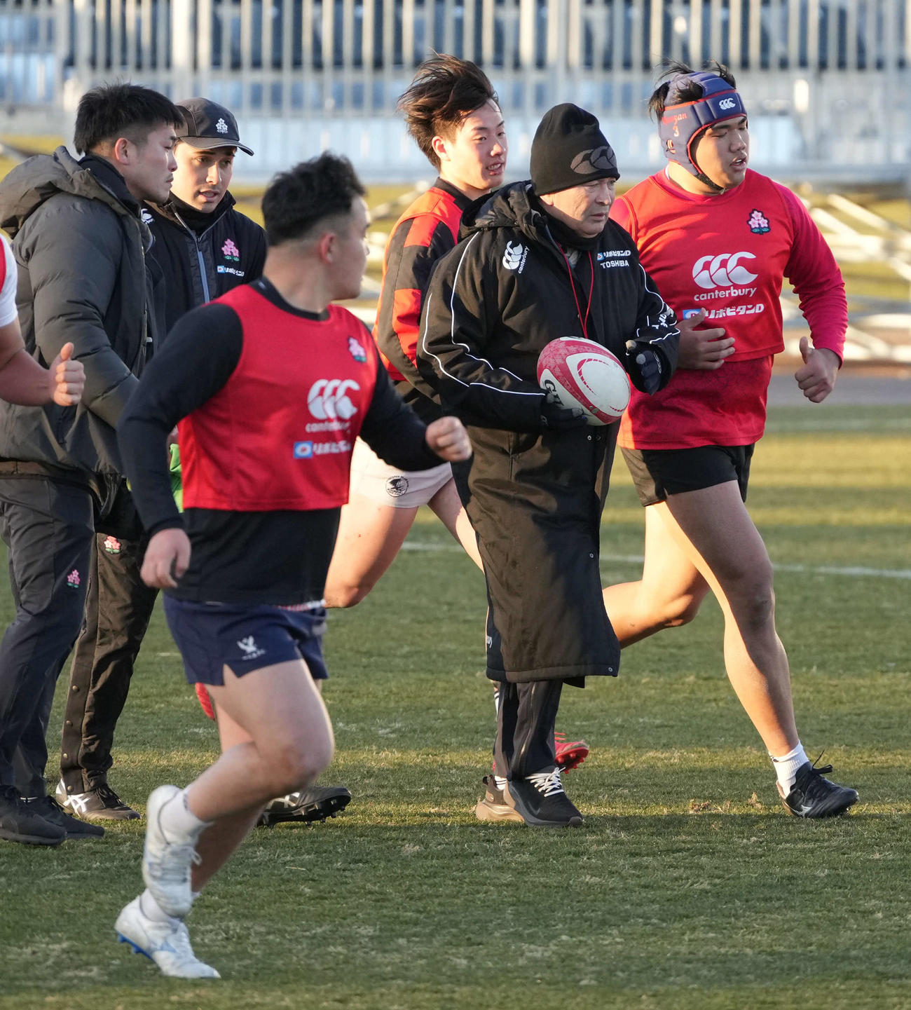 ラグビー「JAPAN TALENT SQUADプログラム2025」公開練習で選手の動きを見守るジョーンズHC（中央）。右は高校生大型FW本山（撮影・小沢裕）