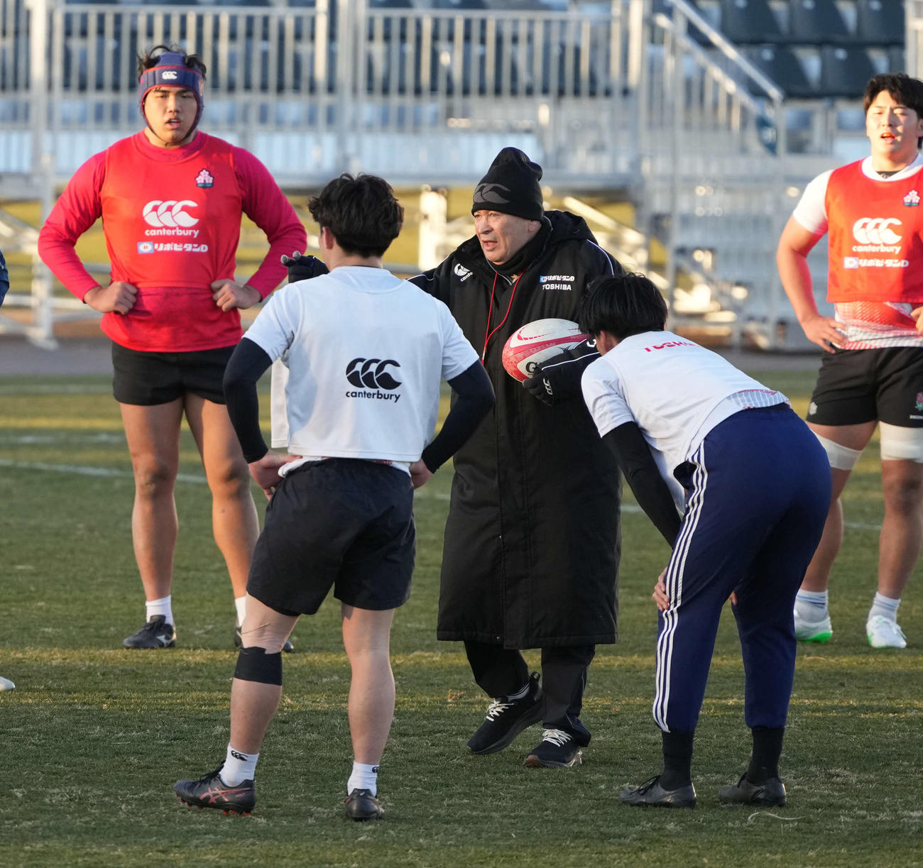 ラグビー「JAPAN TALENT SQUADプログラム2025」公開練習で選手に指示するジョーンズHC。後方左は高校生大型FW本山（撮影・小沢裕）