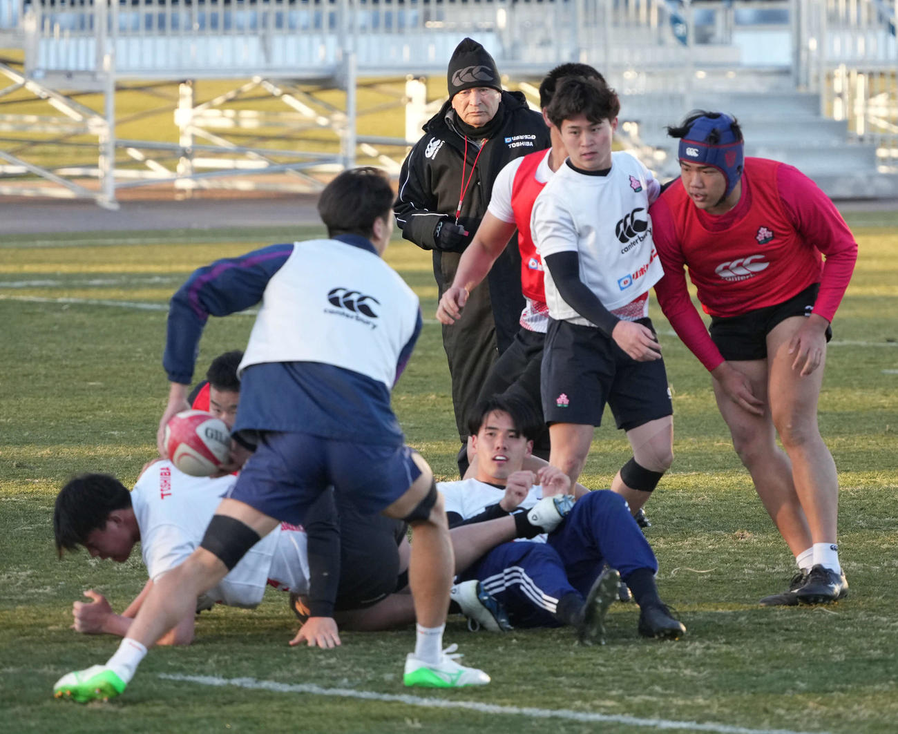 ラグビー「JAPAN TALENT SQUADプログラム2025」公開練習で選手の動きを見守るジョーンズHC（中央）。右は高校生大型FW本山（撮影・小沢裕）