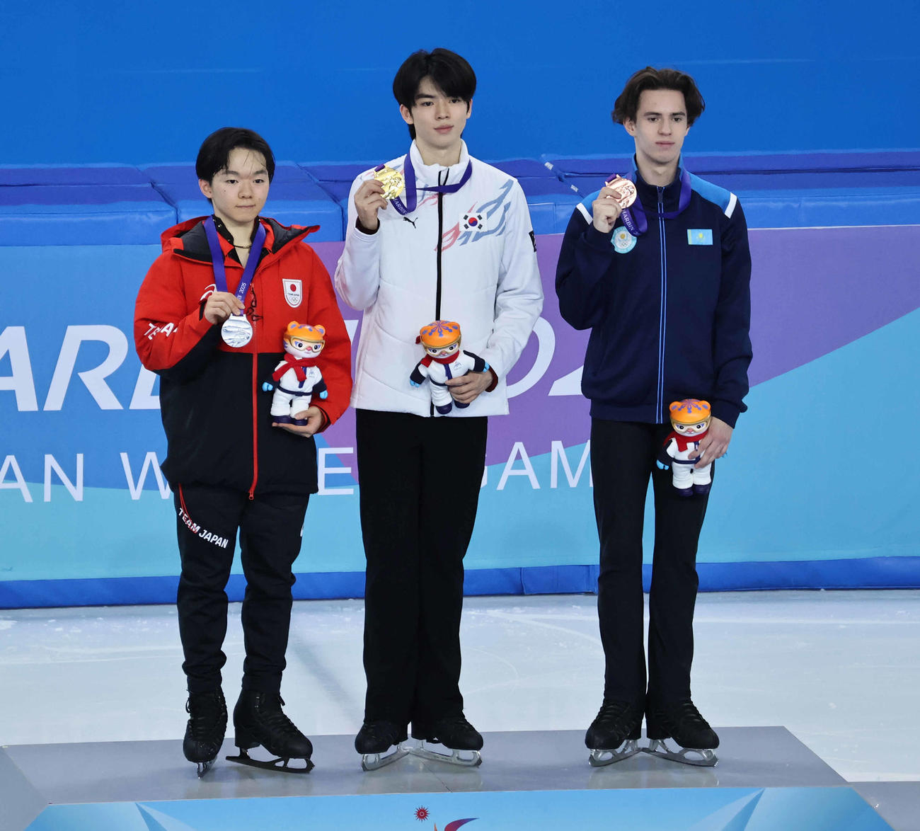 表彰式に出席した3人。左から鍵山、チャ・ジュンファン、シャイドロフ（撮影・竹本穂乃加）