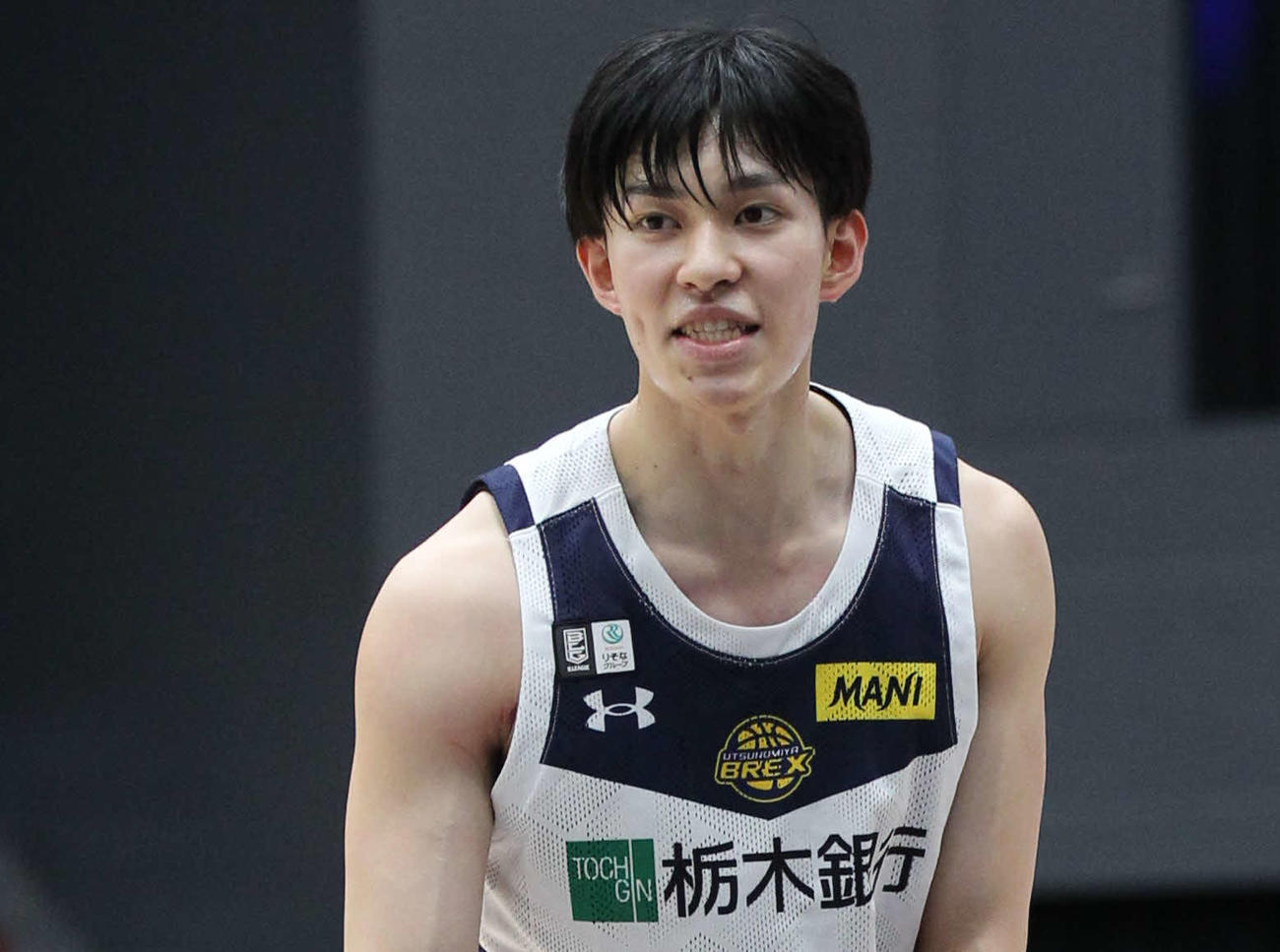 「B.LEAGUEモテ男No.1決定戦2025」で9代目モテ男No.1に選ばれた宇都宮ブレックスの小川敦也（右）