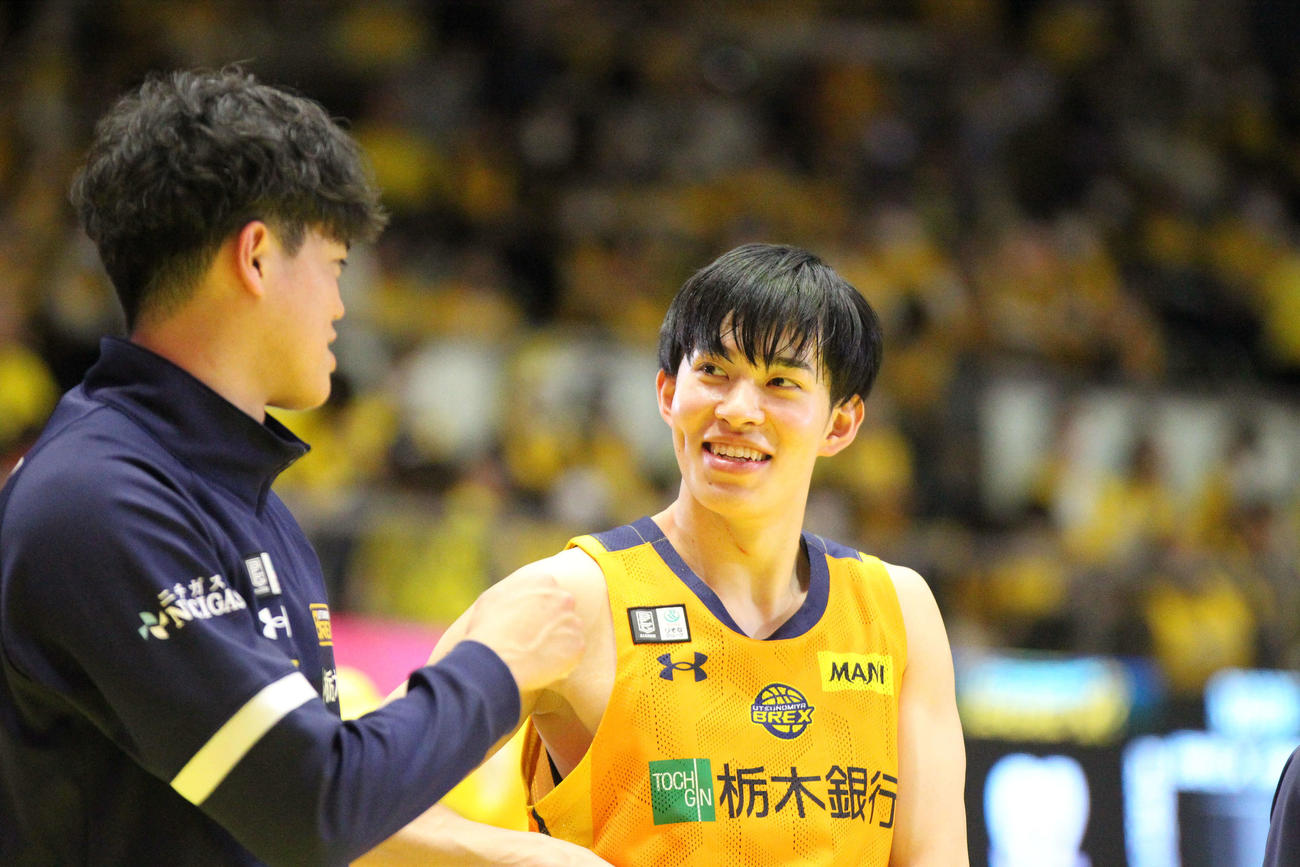 「B.LEAGUEモテ男No.1決定戦2025」で9代目モテ男No.1に選ばれた宇都宮ブレックスの小川敦也（右）