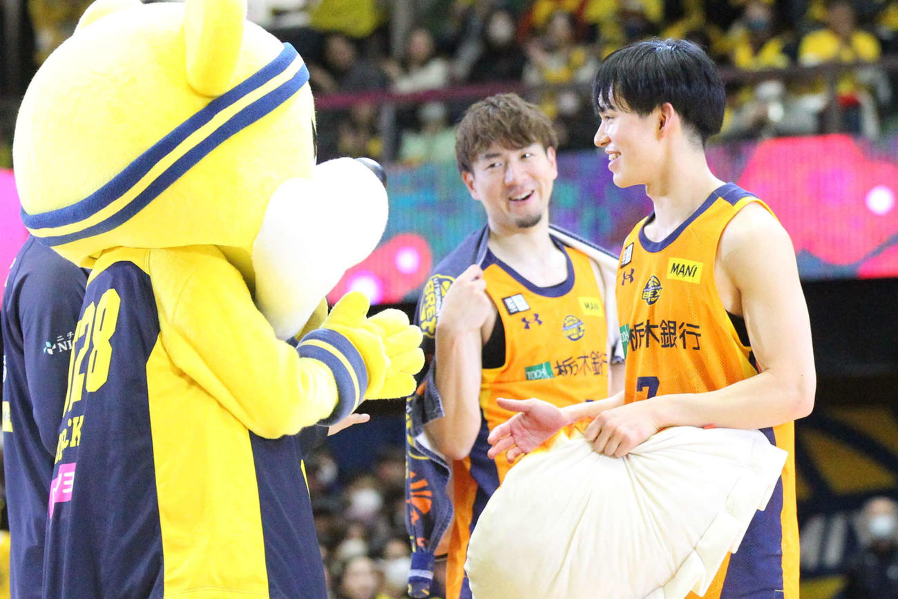 「B.LEAGUEモテ男No.1決定戦2025」で9代目モテ男No.1に選ばれた宇都宮ブレックスの小川敦也（右）。隣は比江島慎、左はマスコットのブレッキー
