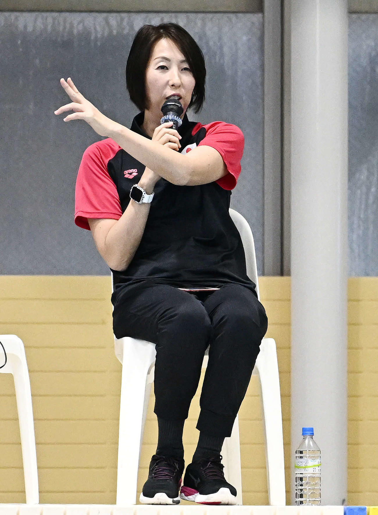 公開練習で指導する宮川ヘッドコーチ（撮影・滝沢徹郎）