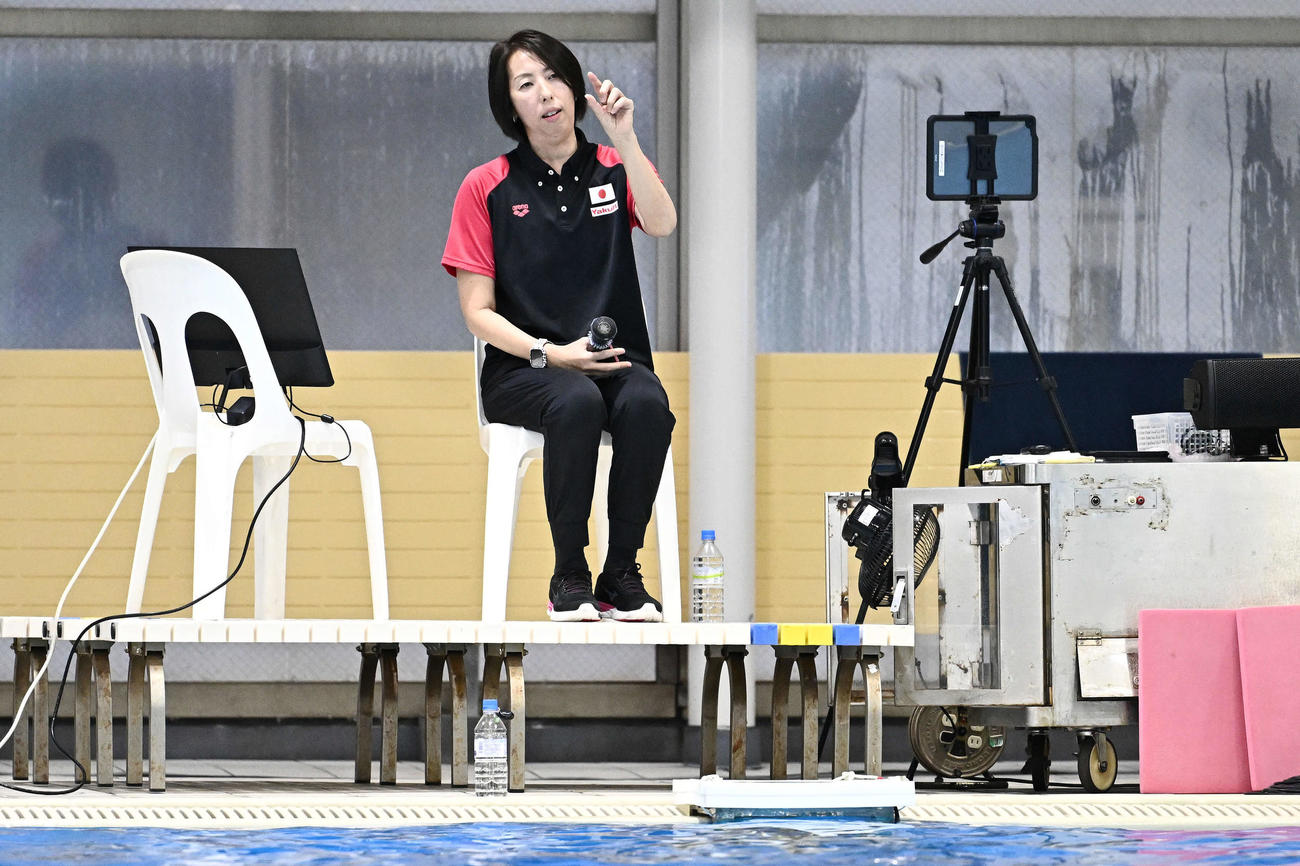 公開練習で指導する宮川ヘッドコーチ（撮影・滝沢徹郎）