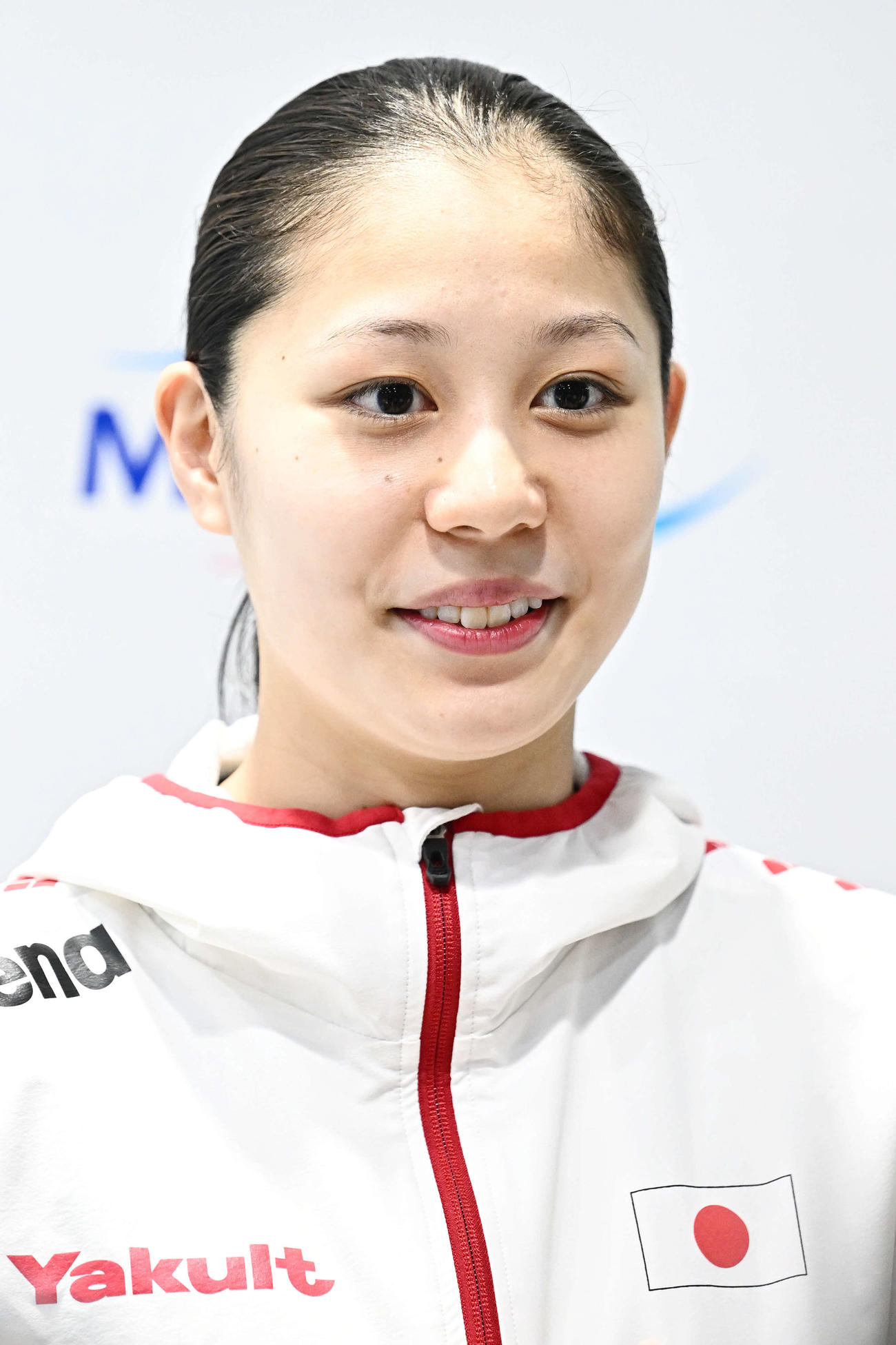 公開練習を終え取材に応じる比嘉（撮影・滝沢徹郎）