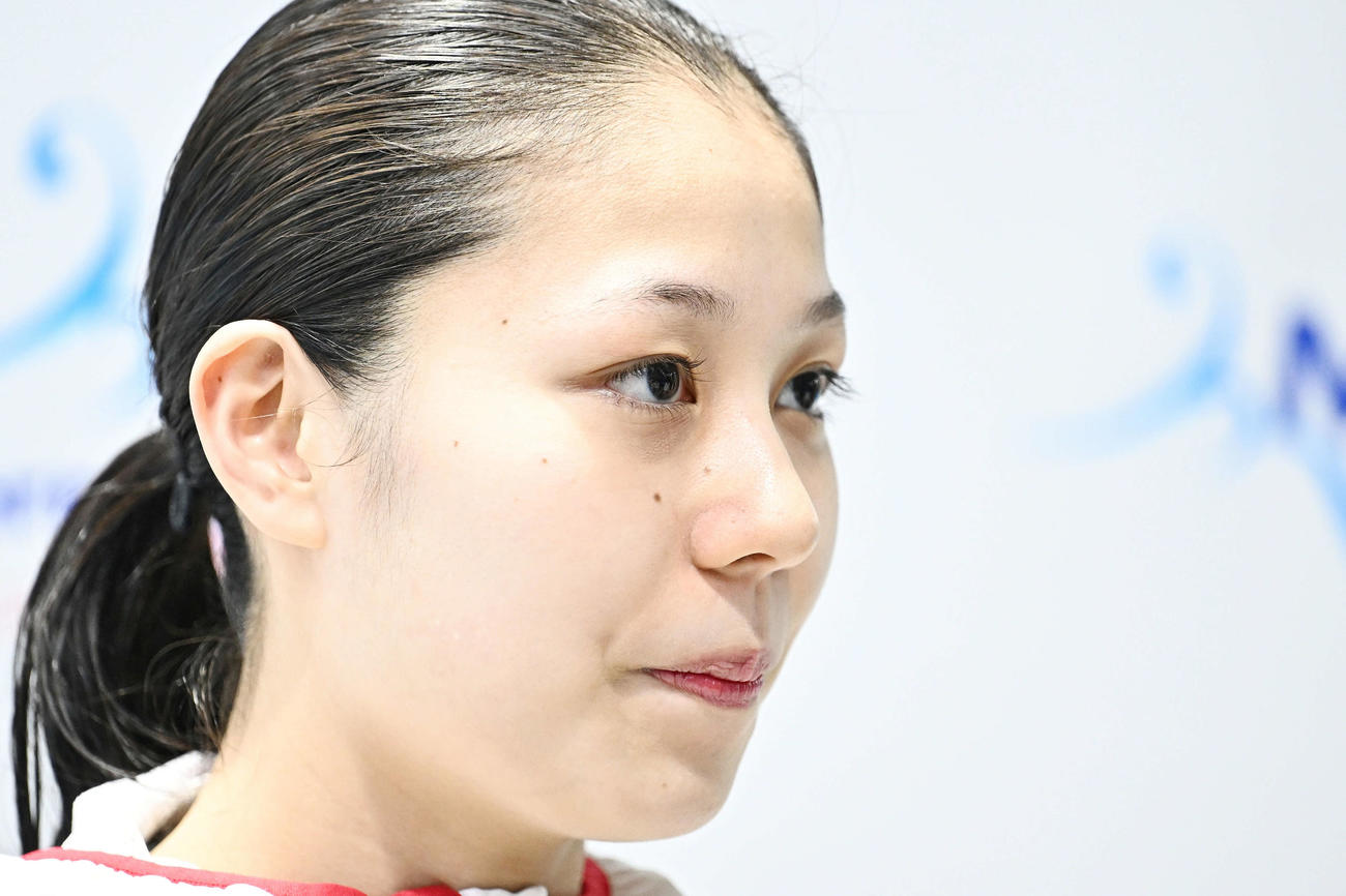 公開練習を終え取材に応じる比嘉（撮影・滝沢徹郎）