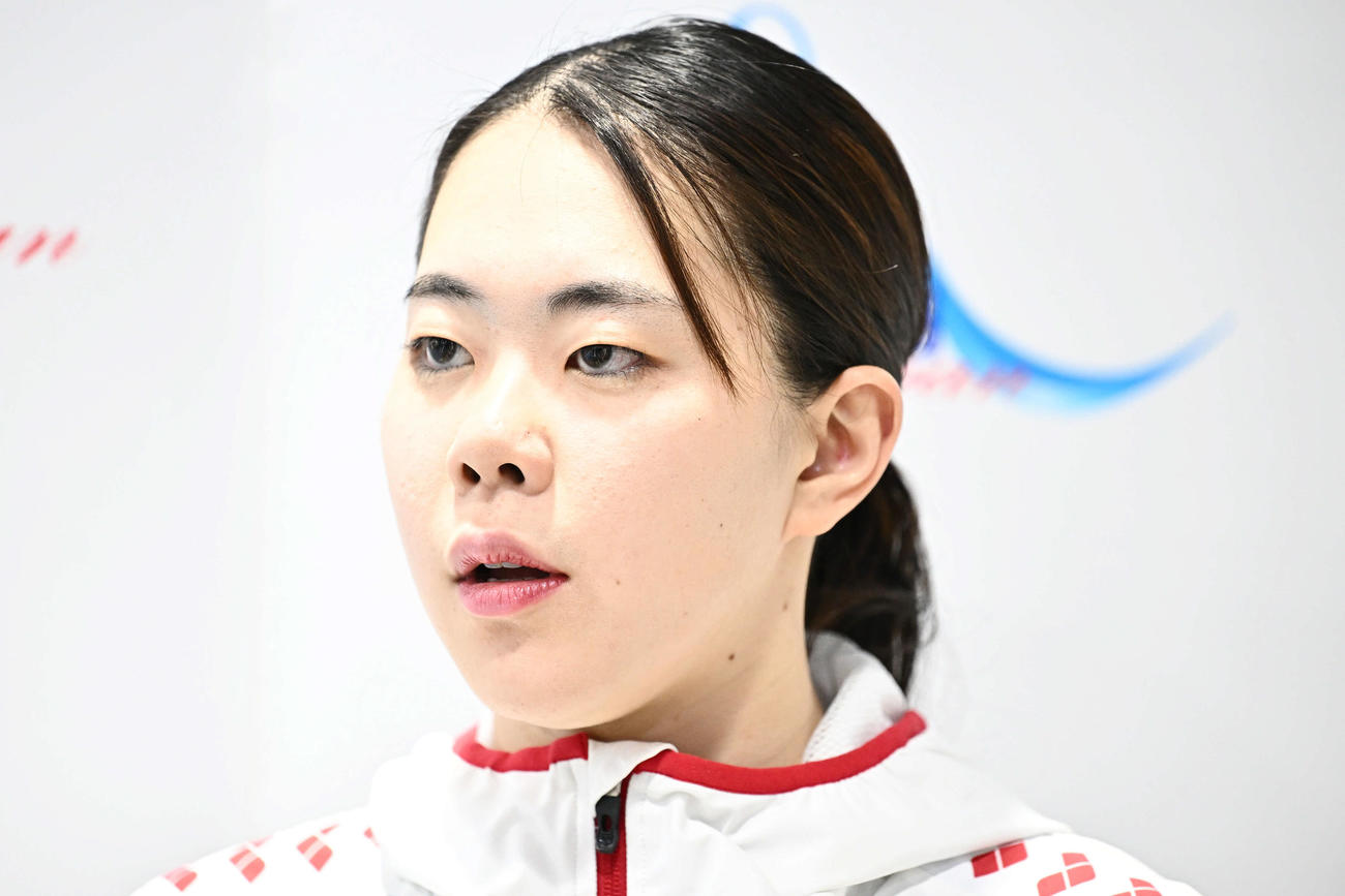 公開練習を終え取材に応じる佐藤（撮影・滝沢徹郎）