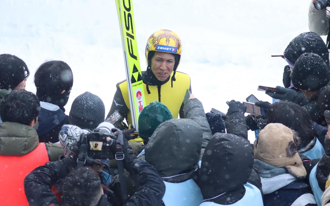 予選を終え、報道陣のインタビューを受ける葛西（撮影・奥村晶治）