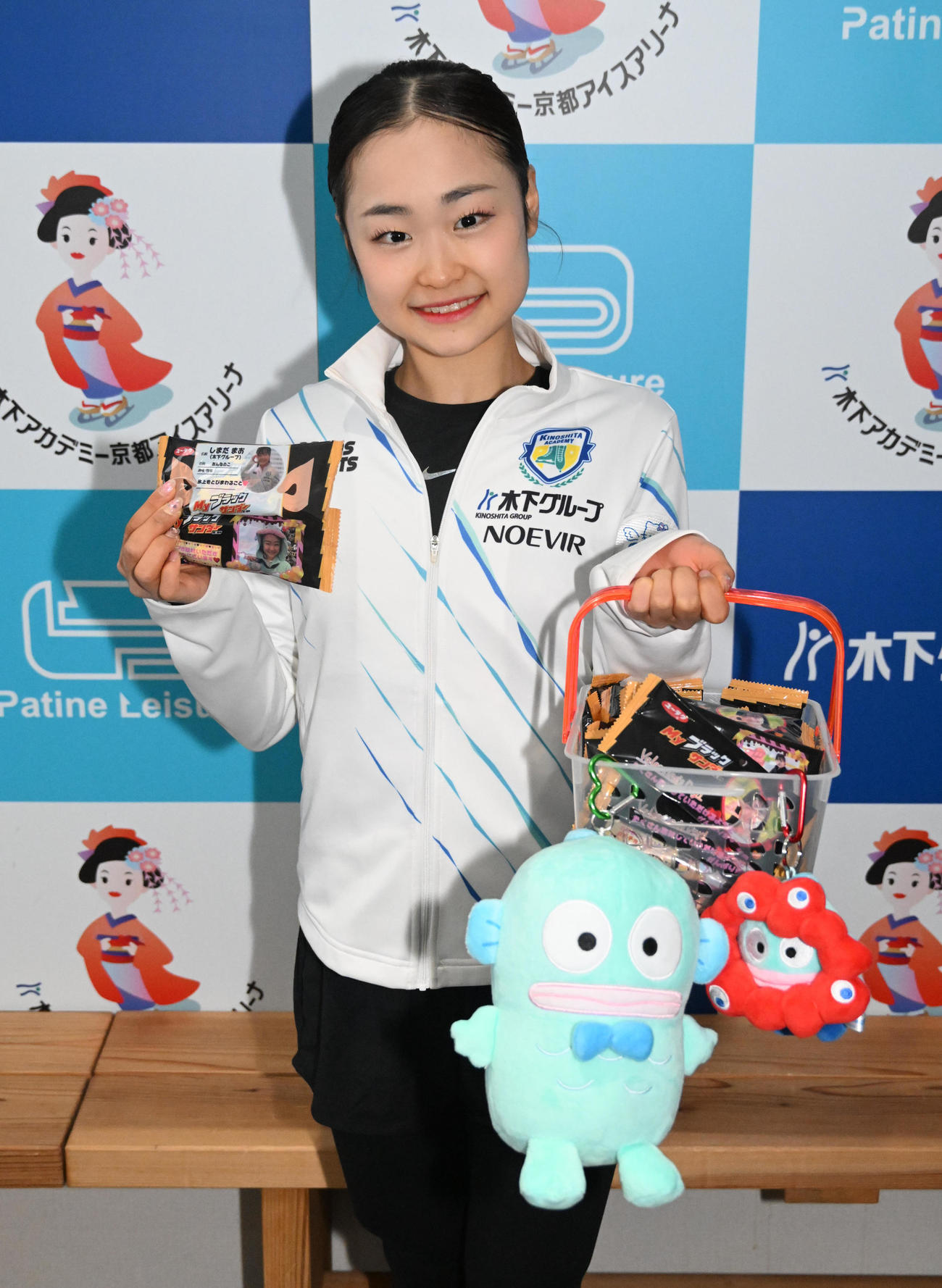 報道陣のためにチョコレートを用意した島田麻央（撮影・石井愛子）