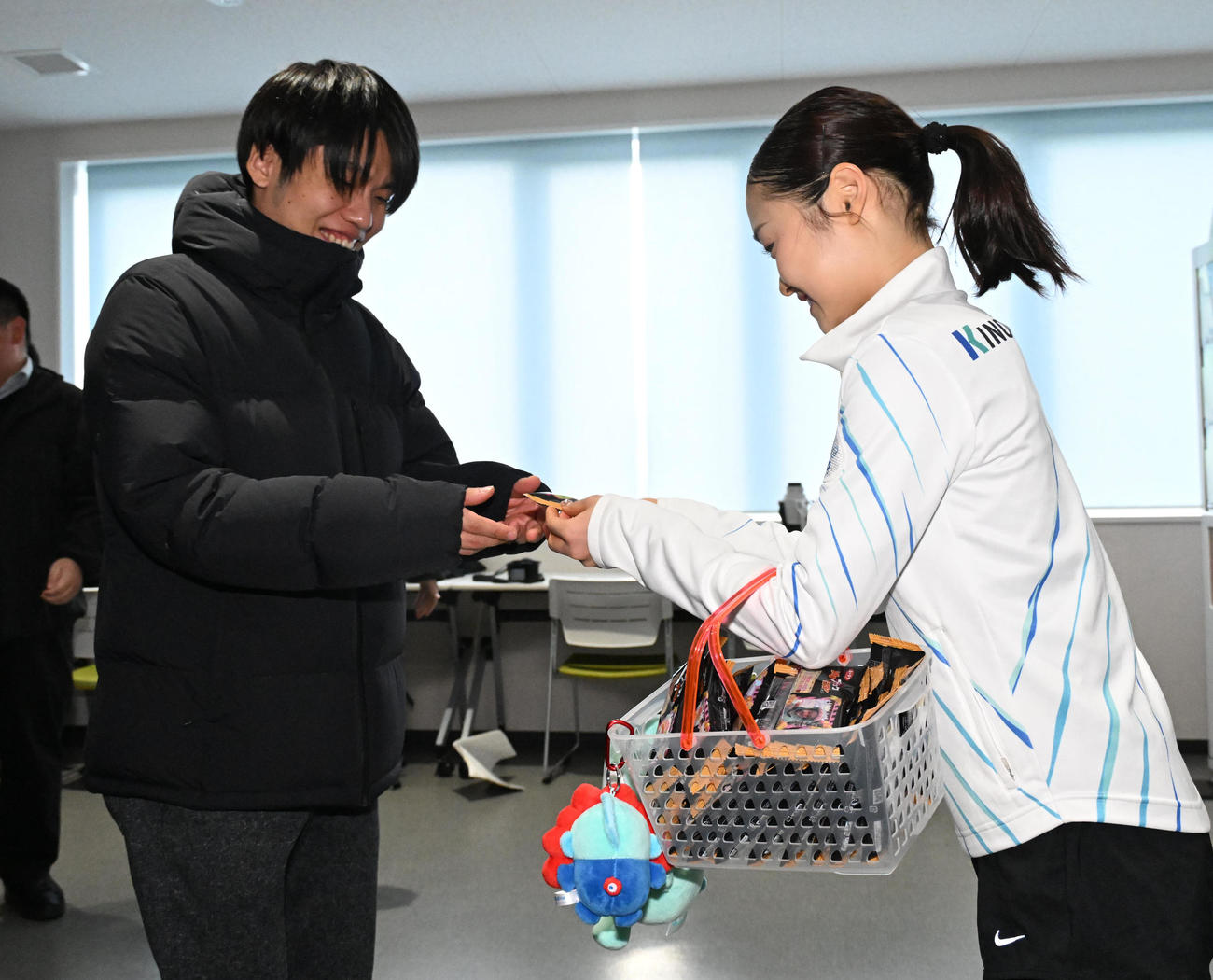 本紙記者（左）にチョコレートを配る島田麻央（撮影・石井愛子）