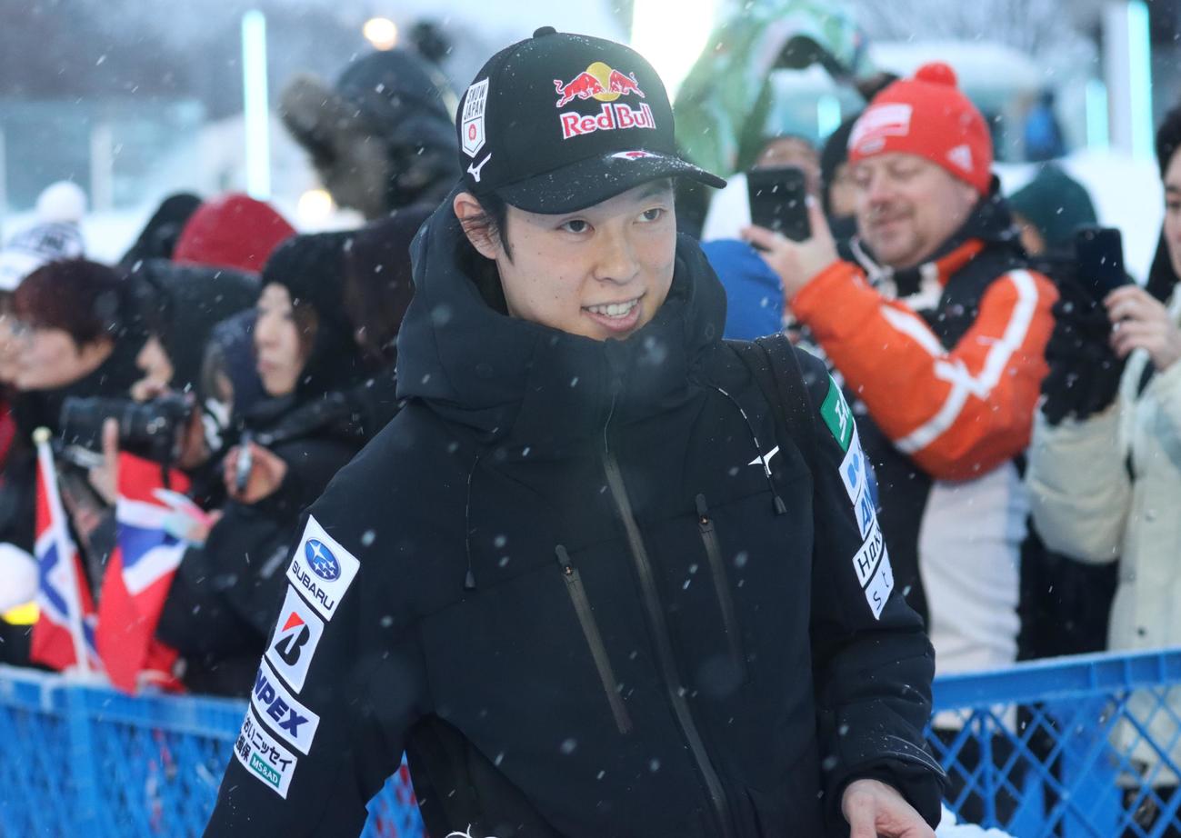 予選を通過し引き揚げる小林陵（撮影・奥村晶治）
