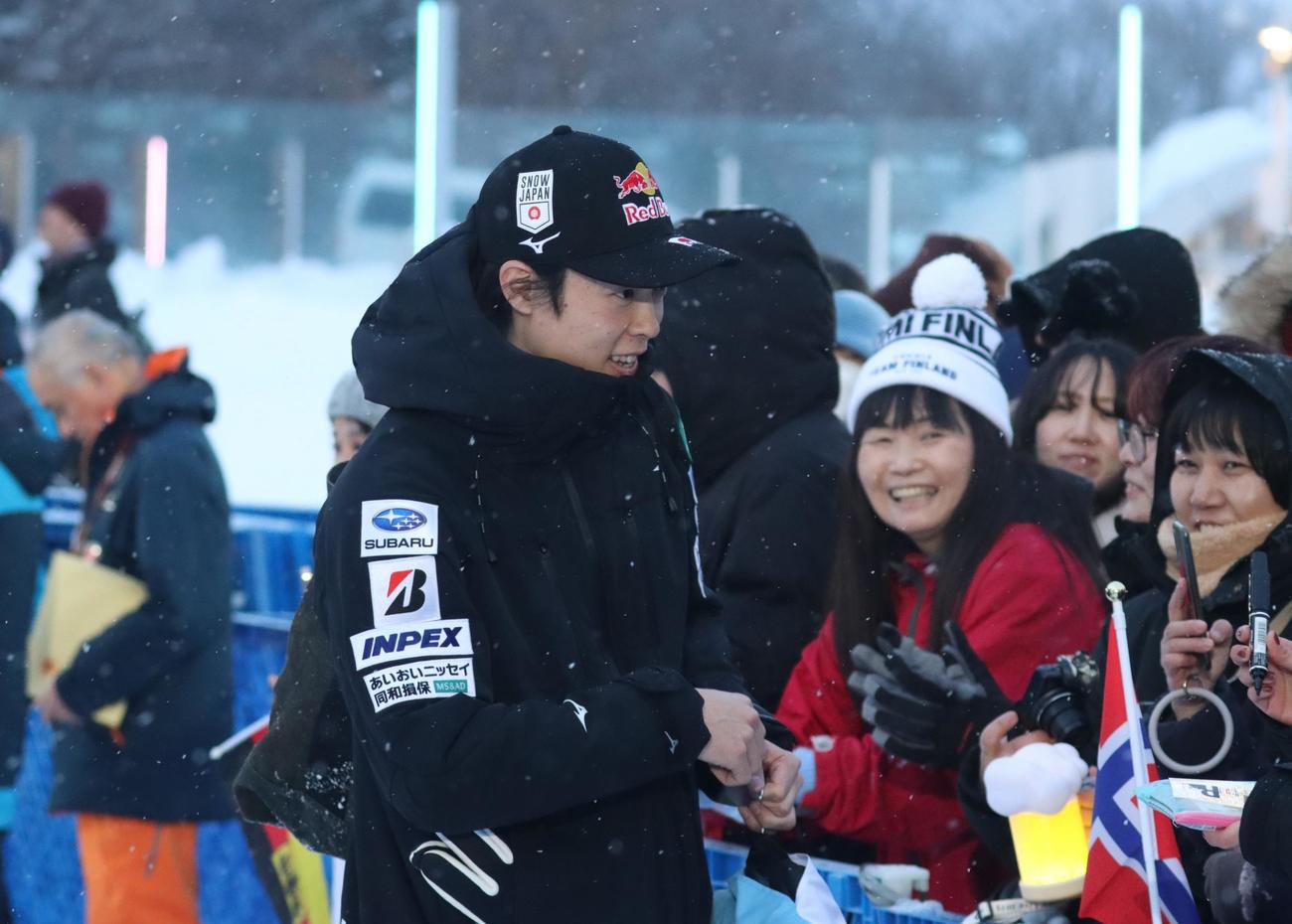 予選を通過しサインに応じる小林陵（撮影・奥村晶治）