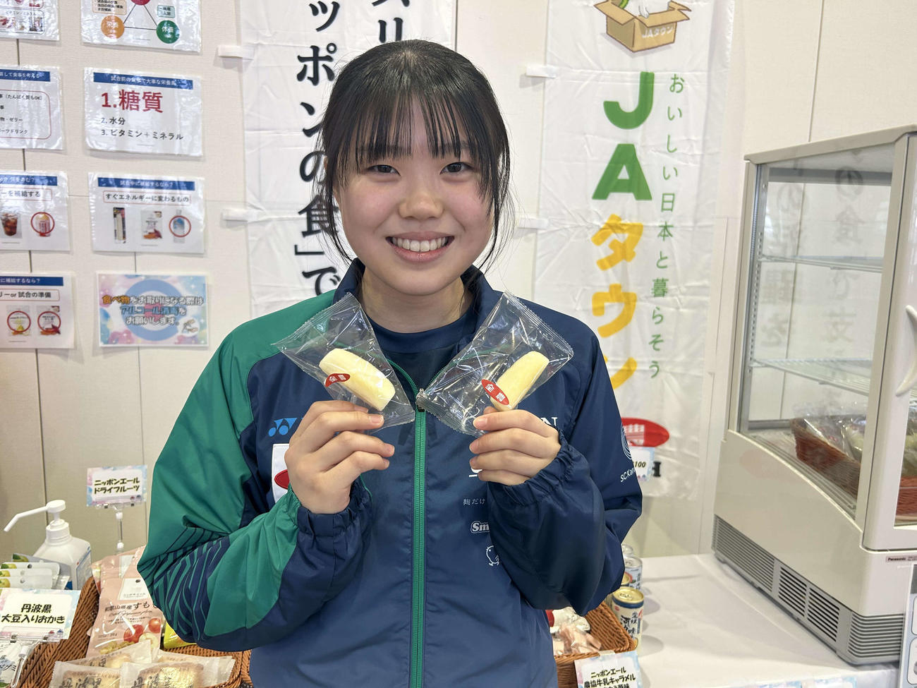 もぐもぐブースで商品を手に取る松原理桜選手