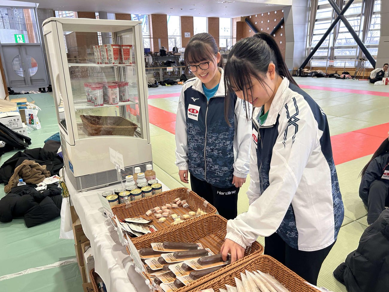もぐもぐブースで商品を選ぶ選手たち