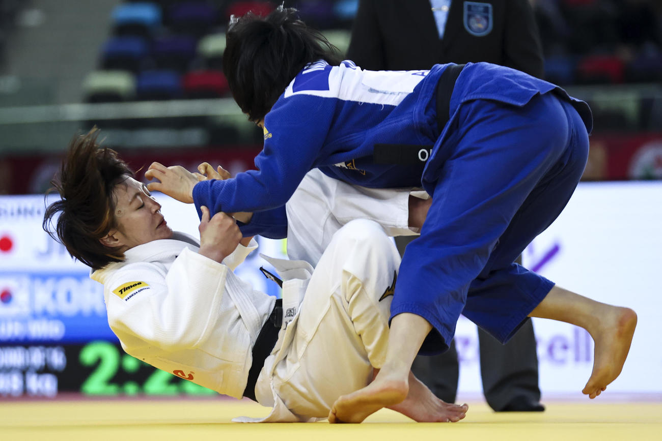 女子48キロ級、巴投げを仕掛ける角田夏実（AP)