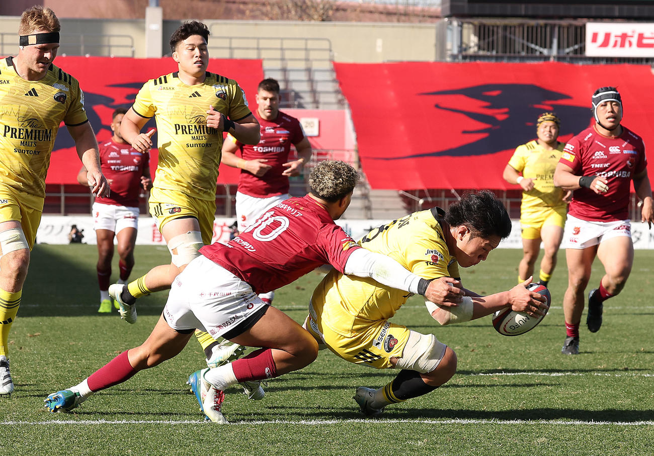 BL東京対東京SG　前半、BL東京モウンガ（左）を振り切りトライを決める東京SG箸本（撮影・中島郁夫）