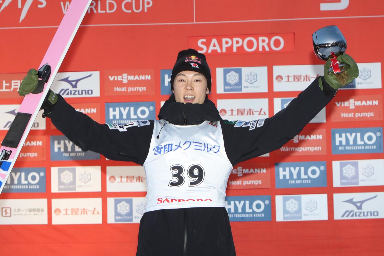 今季初優勝した小林陵（撮影・奥村晶治）