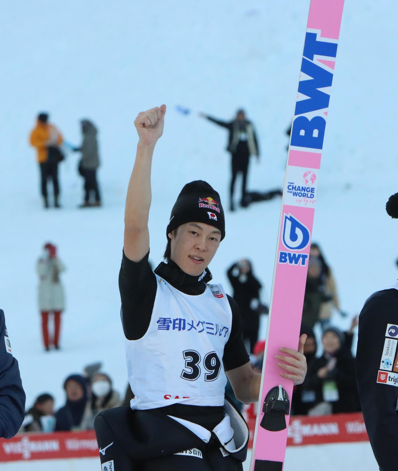 今季初優勝した小林陵（撮影・奥村晶治）