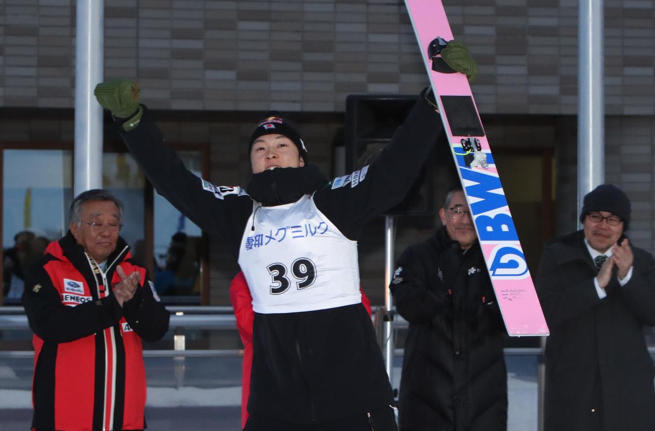 今季初優勝した小林陵（撮影・奥村晶治）