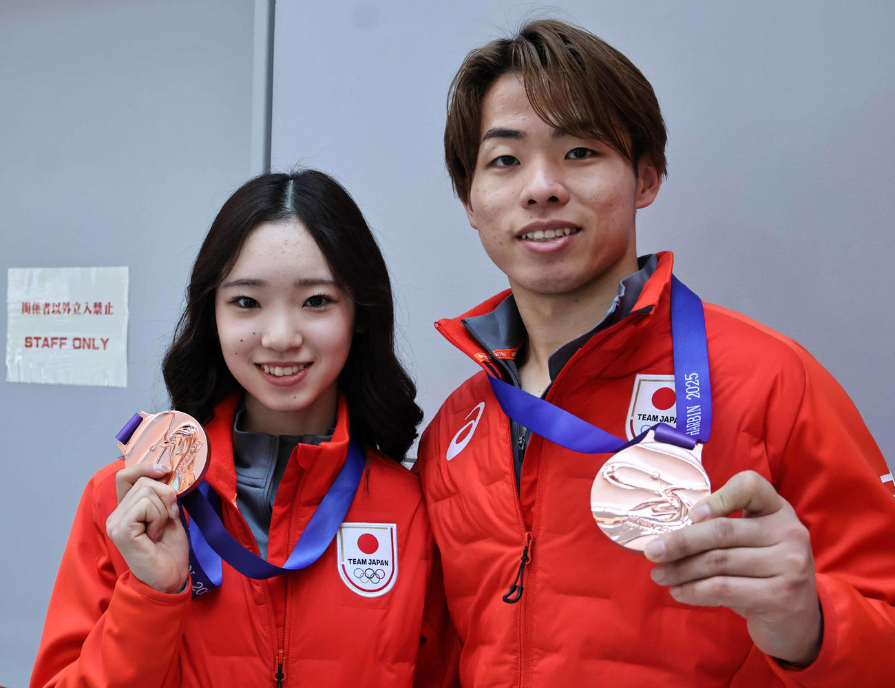 帰国した長岡柚奈（左）と森口澄士（撮影・竹本穂乃加）