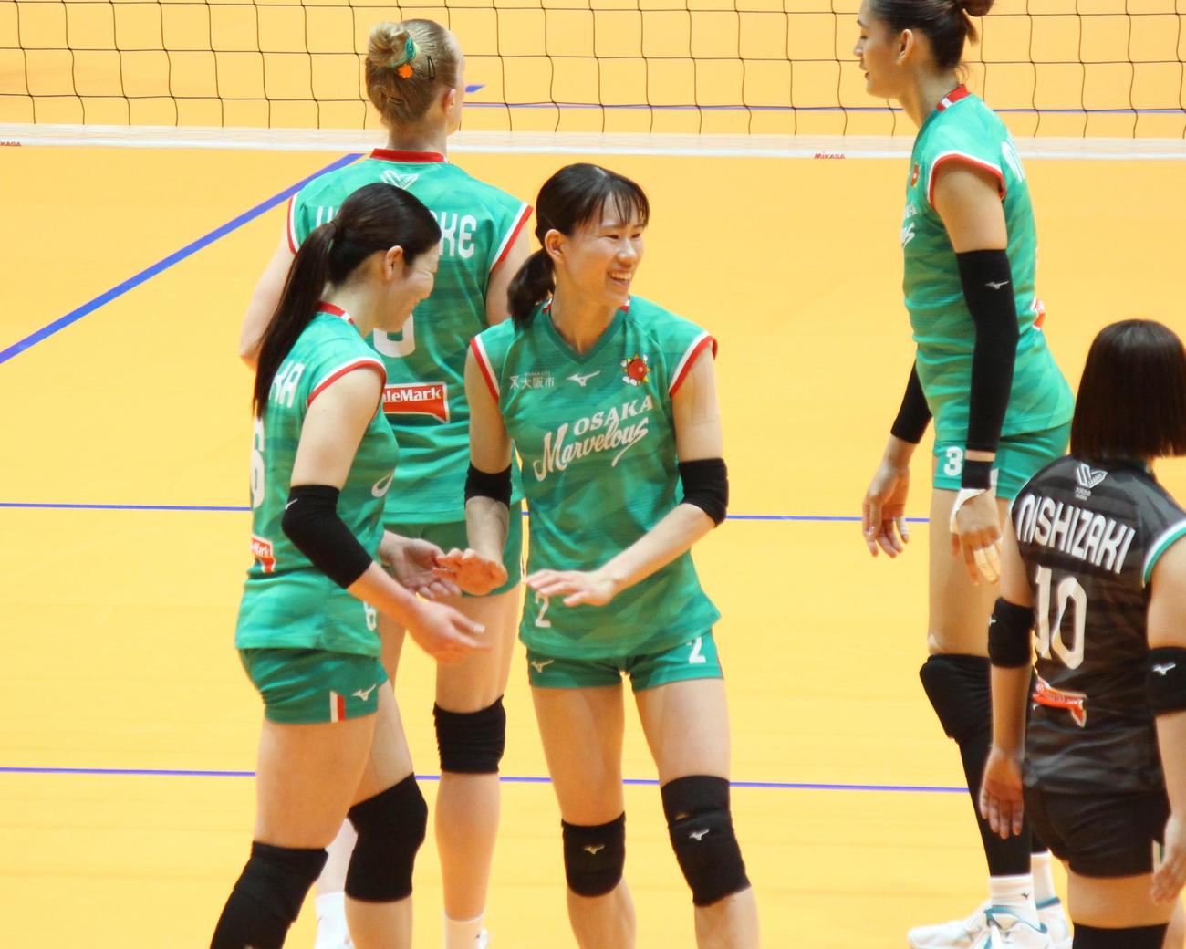 仲間と得点を喜ぶ林（中央）（撮影・勝部晃多）