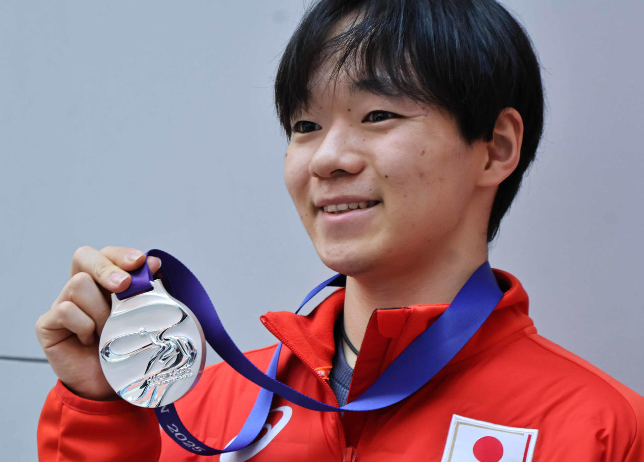 銀メダルを手にし、笑顔の鍵山優真（撮影・竹本穂乃加）