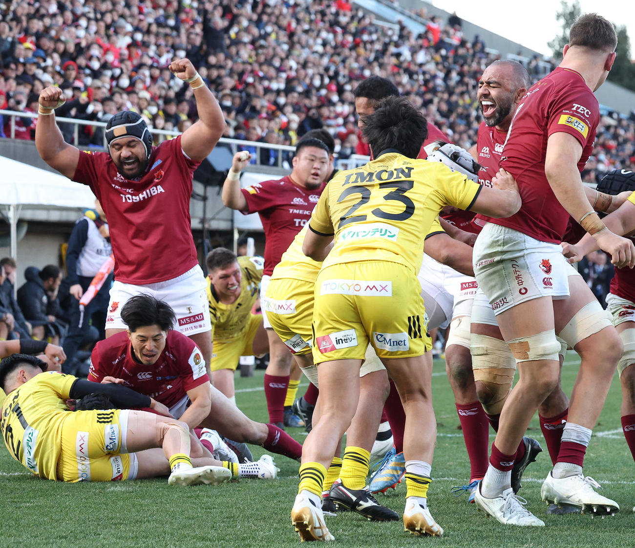 BL東京対東京SG　後半、橋本のトライに沸くBL東京フィフティーン。右から2人目はリーチ・マイケル（撮影・中島郁夫）