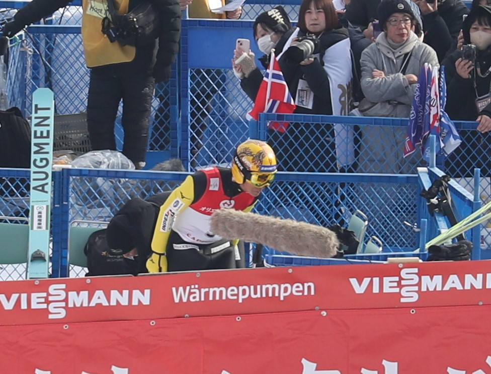 予選108メートルを飛び、モニターを確認する葛西（撮影・奥村晶治）