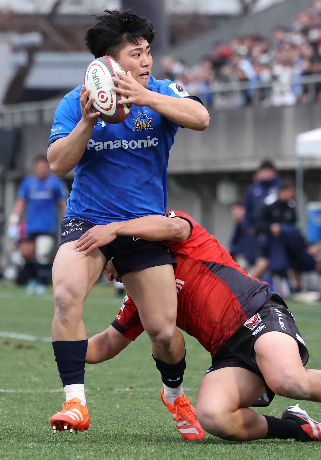 横浜対埼玉　後半、パスを出すを出す埼玉佐藤（撮影・中島郁夫）