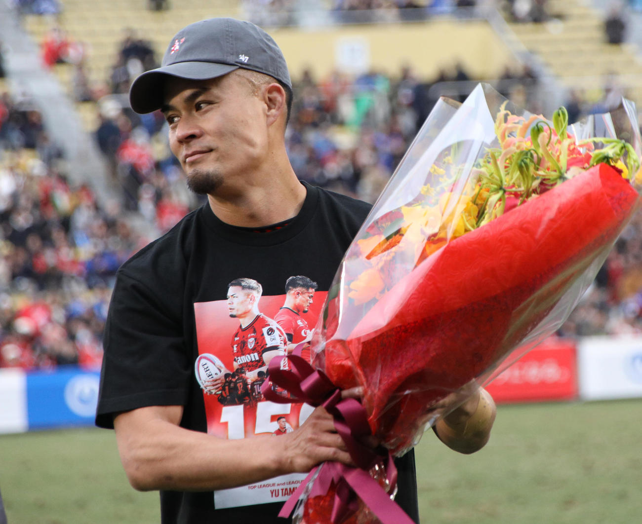 横浜対埼玉　公式戦150試合出場を祝う花束を贈られる横浜田村（撮影・中島郁夫）