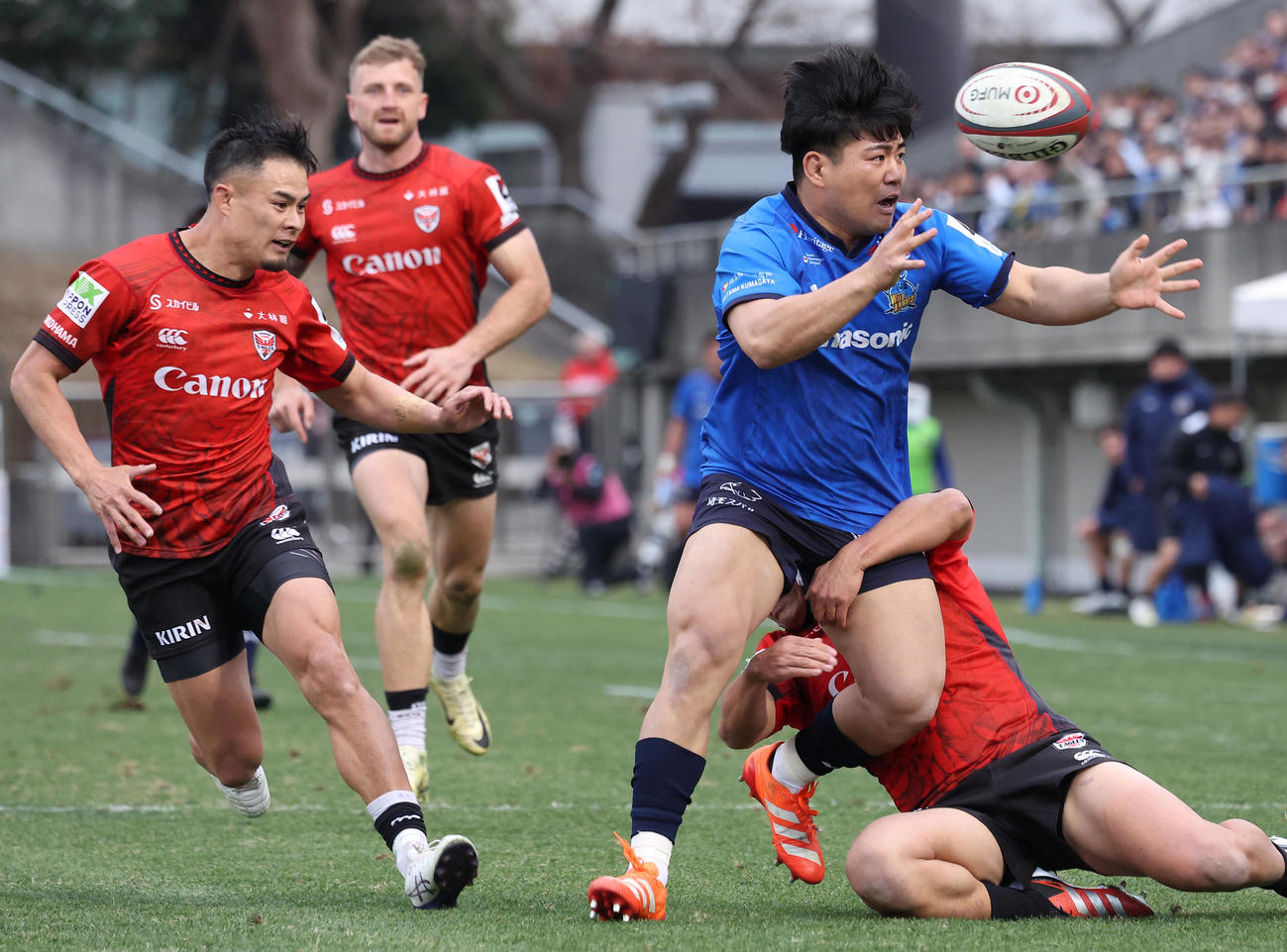 横浜対埼玉　後半、パスを出すを出す埼玉佐藤。左端は横浜田村（撮影・中島郁夫）