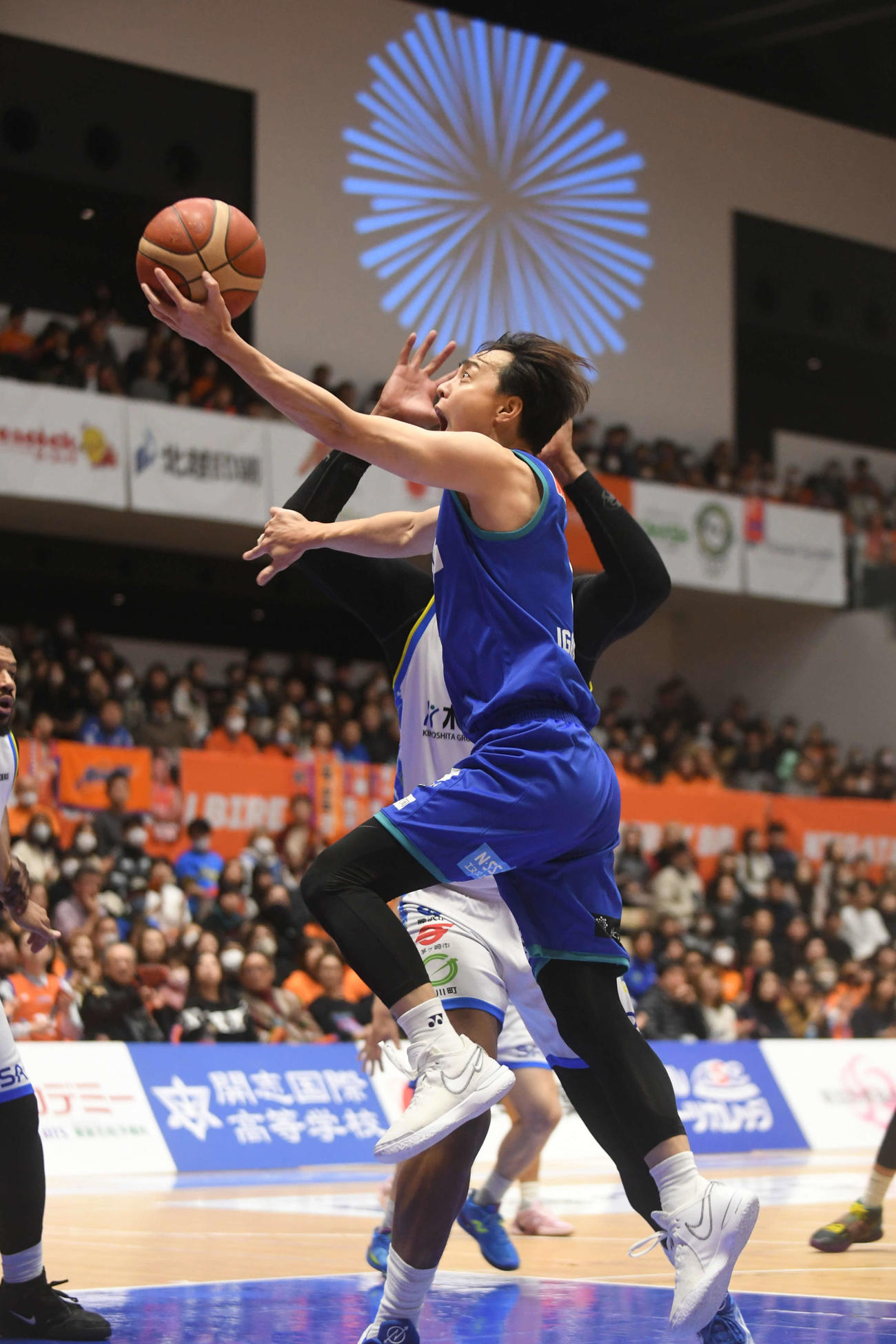 第1Q、新潟の五十嵐がレイアップを決める
