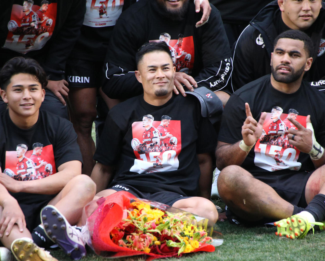 横浜対埼玉　公式戦150試合出場の記念撮影をする横浜田村（撮影・中島郁夫）
