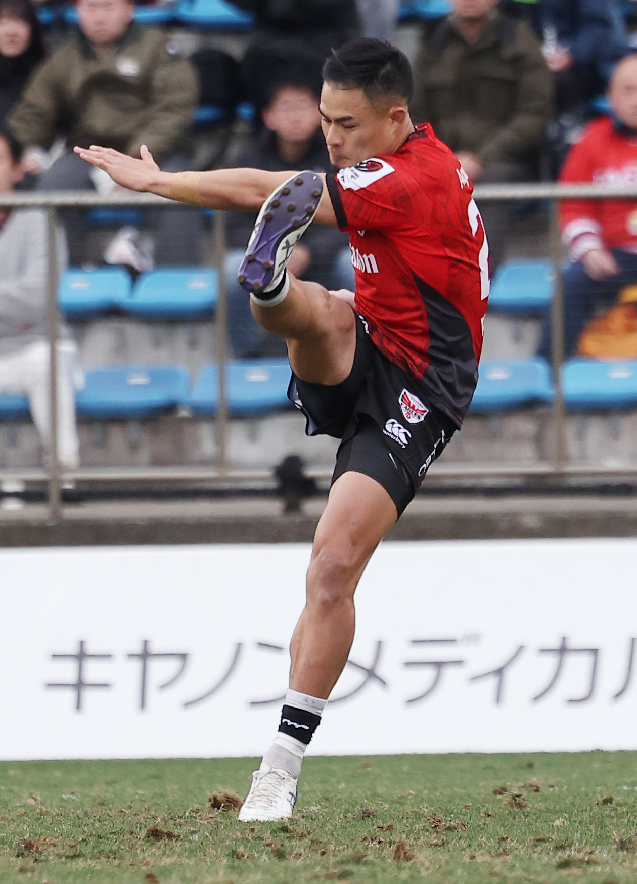 横浜対埼玉　後半、ハイパントを上げる横浜田村（撮影・中島郁夫）