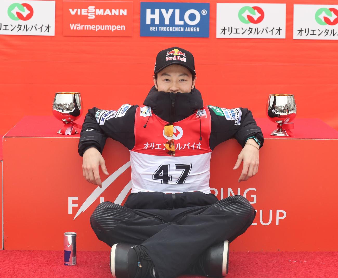 2つの優勝カップを置いて記念撮影する小林陵（撮影・奥村晶治）