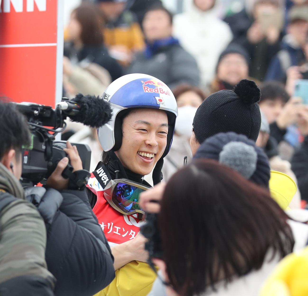 優勝が決まり、葛西の祝福を受ける小林陵（撮影・奥村晶治）