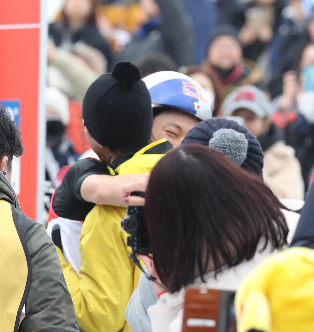 優勝が決まり、葛西の祝福を受ける小林陵（撮影・奥村晶治）