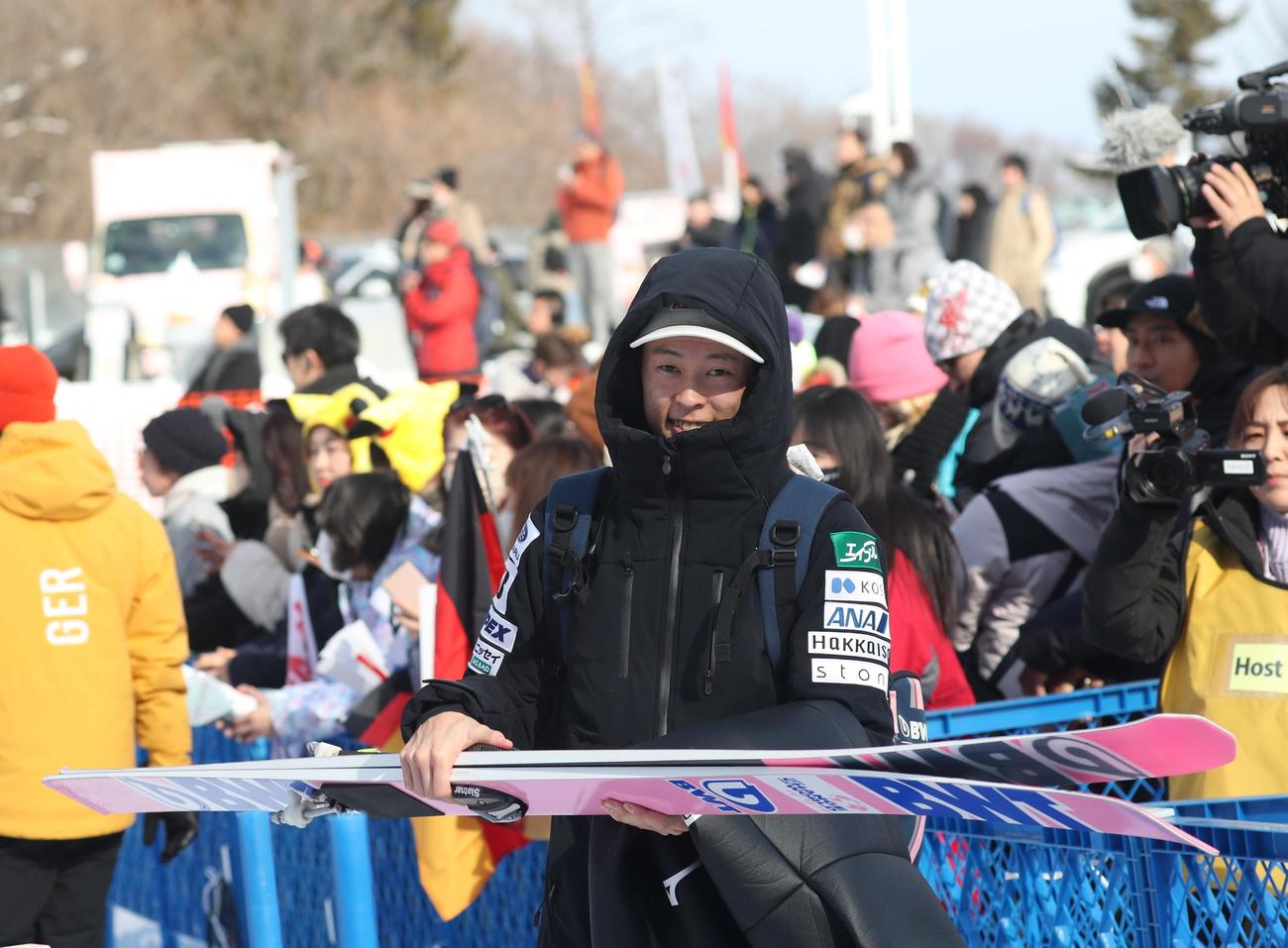 予選を終え、引き揚げる小林陵（撮影・奥村晶治）