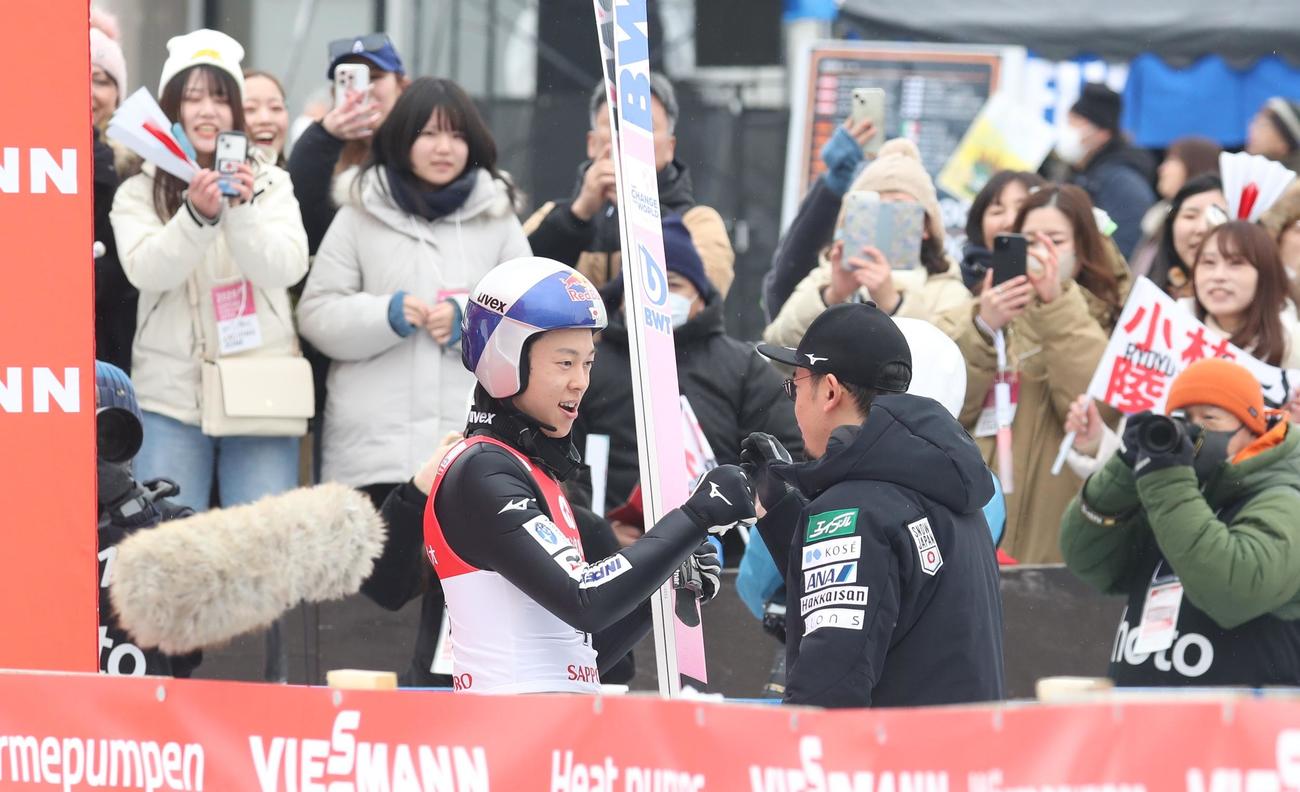 優勝が決まり、関係者の祝福を受ける小林陵（撮影・奥村晶治）