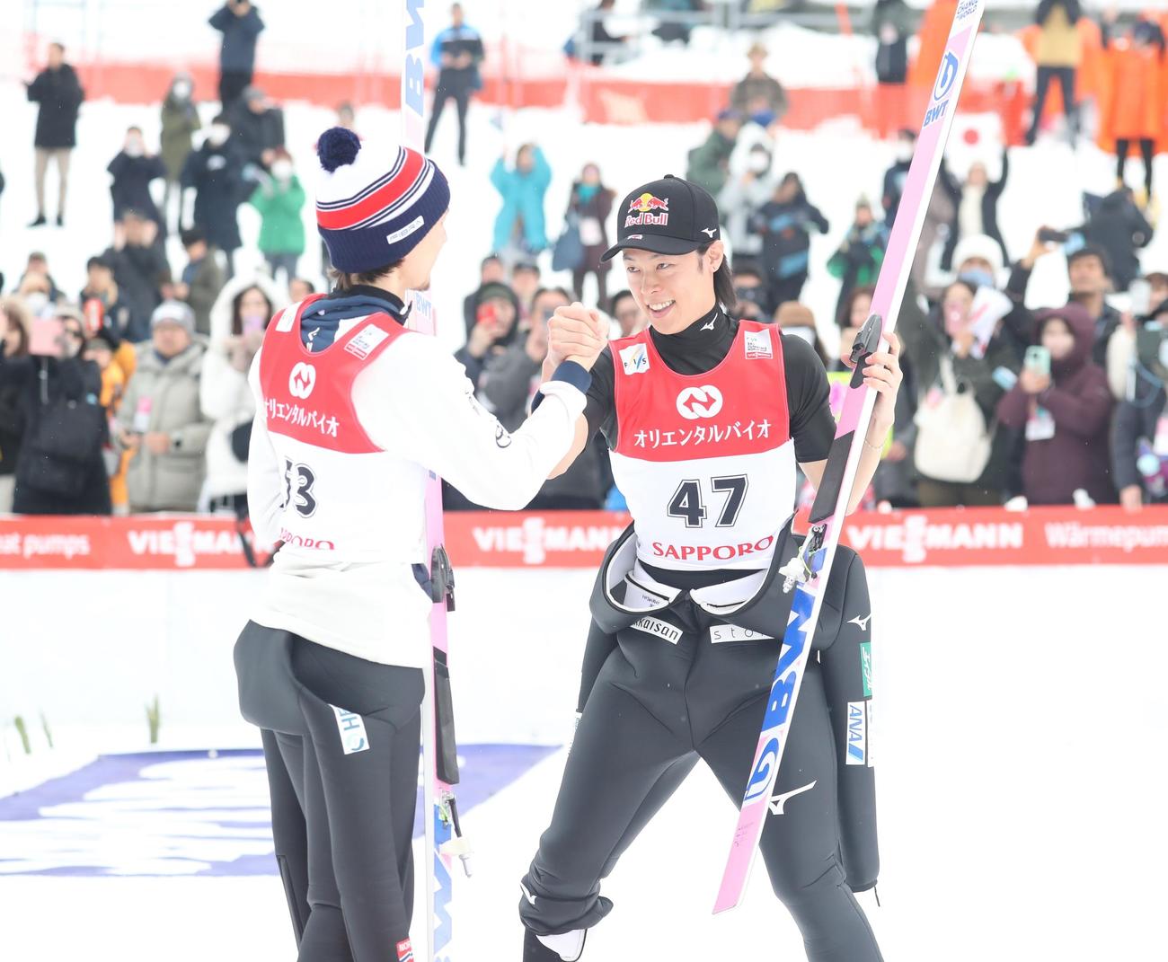 セレモニーで他選手と握手する小林陵（撮影・奥村晶治）