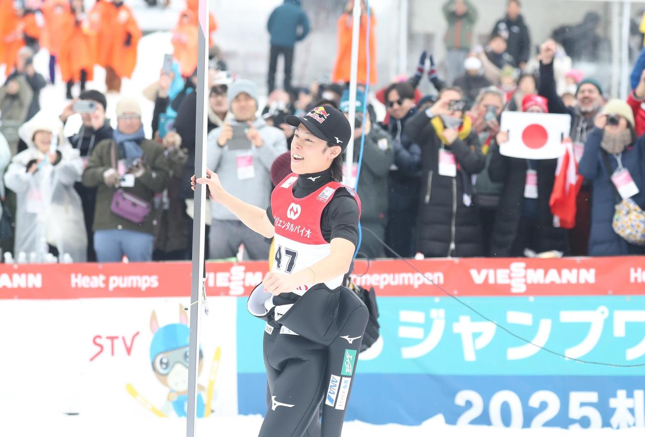 セレモニーに登場した小林陵（撮影・奥村晶治）