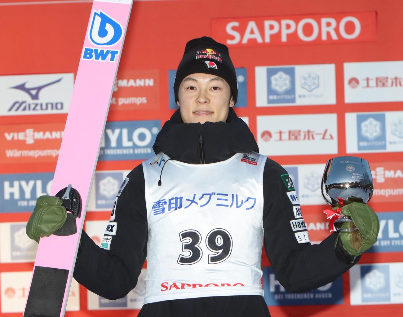 今季初優勝した小林陵（撮影・奥村晶治）
