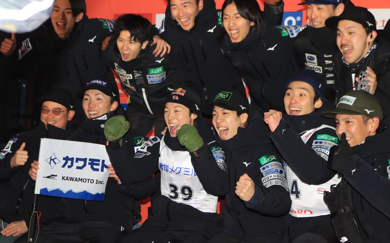 日本代表選手らと記念撮影に収まる小林陵（前列左から3人目）（撮影・奥村晶治）