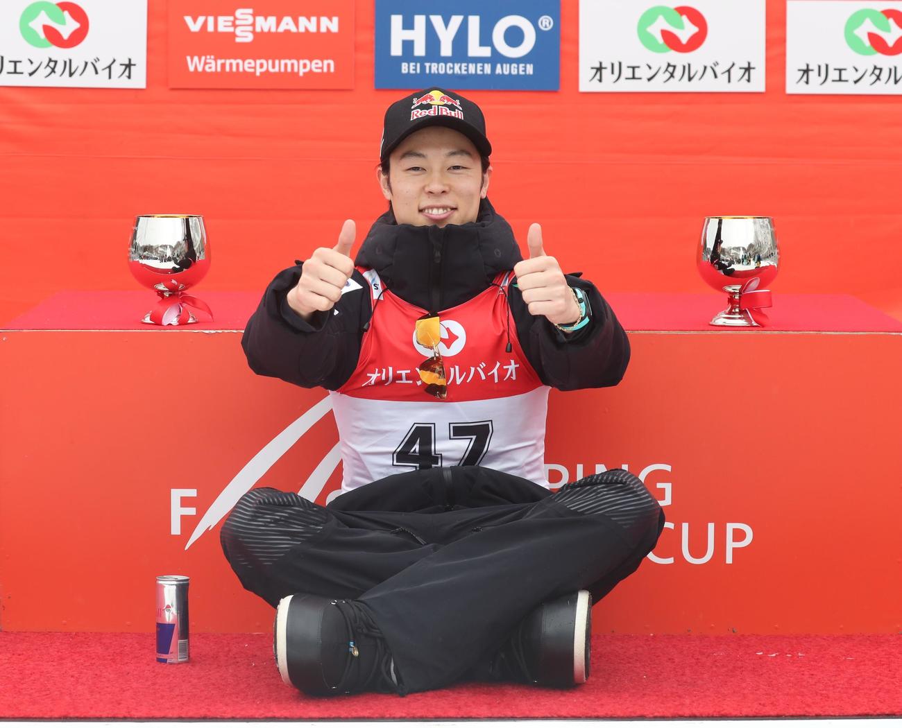 2つの優勝カップを置いて記念撮影する小林陵（撮影・奥村晶治）